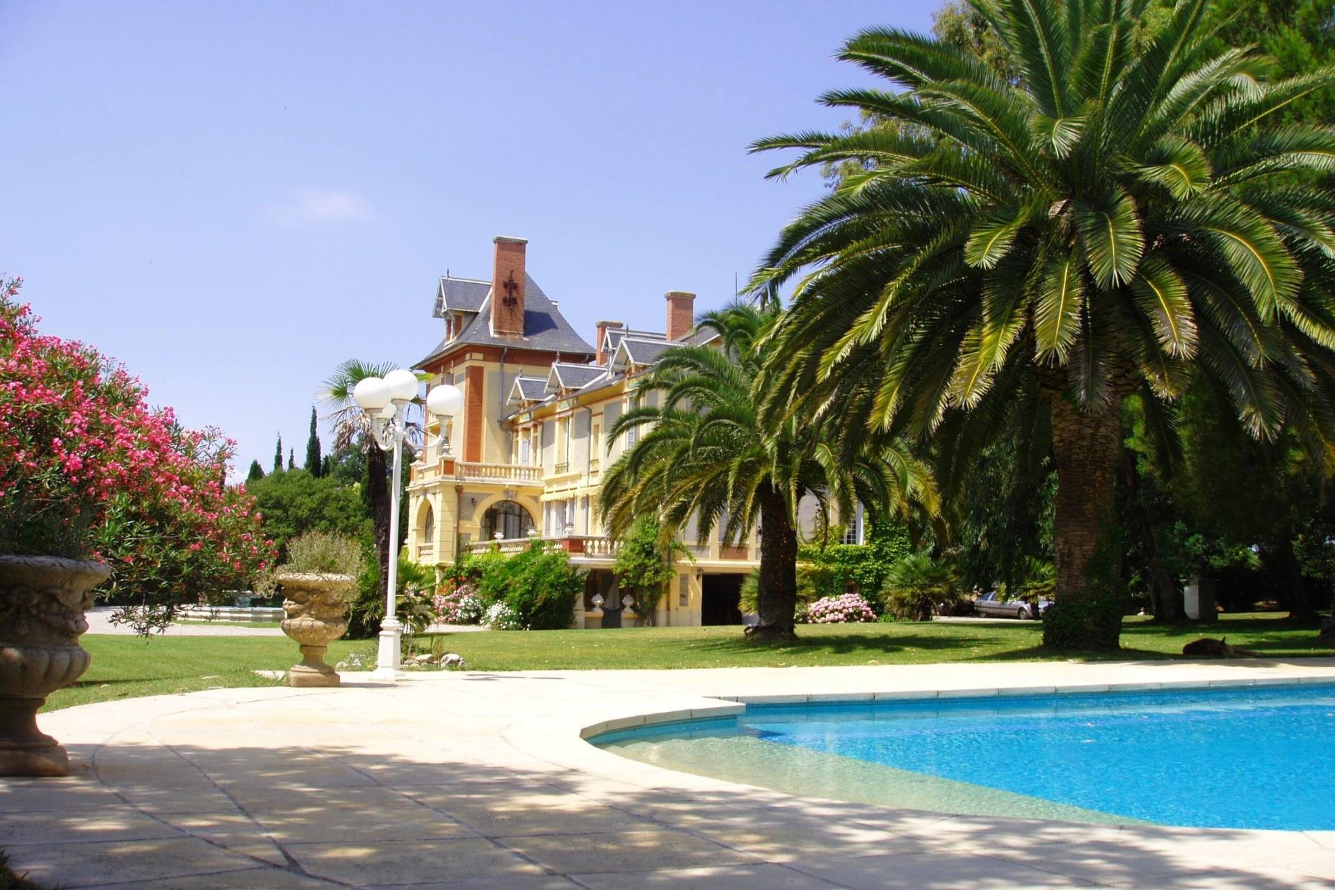 House, 770 m², land 770 m²