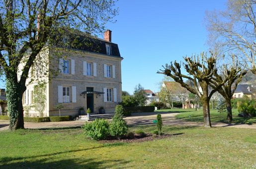 Maison 12 pièces 240 m² · à Montignac-Lascaux · 240 m² · 752 600 €