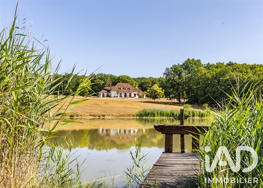 11 pièces 520 m² · à La Ferté-Saint-Cyr · 520 m² · 940 000 €