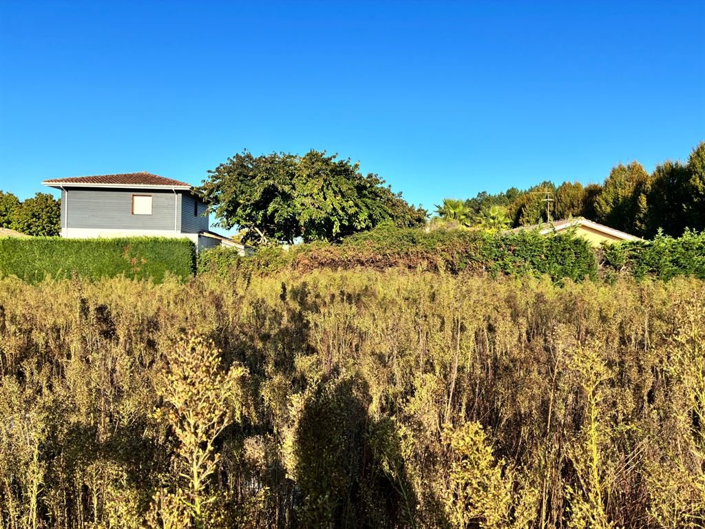 Beautiful buildable and serviced plot of 880 m², 7 km from the beach - Vue 4