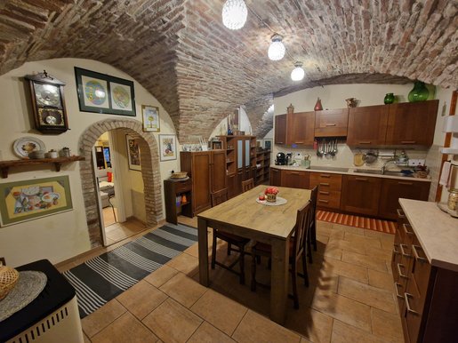 Centro histórico: apartamento no rés do chão, amplo e com entrada independente
