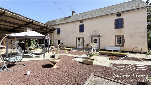 Maison 6 pièces 200 m² · à Montirat · 200 m² · 270 000 €