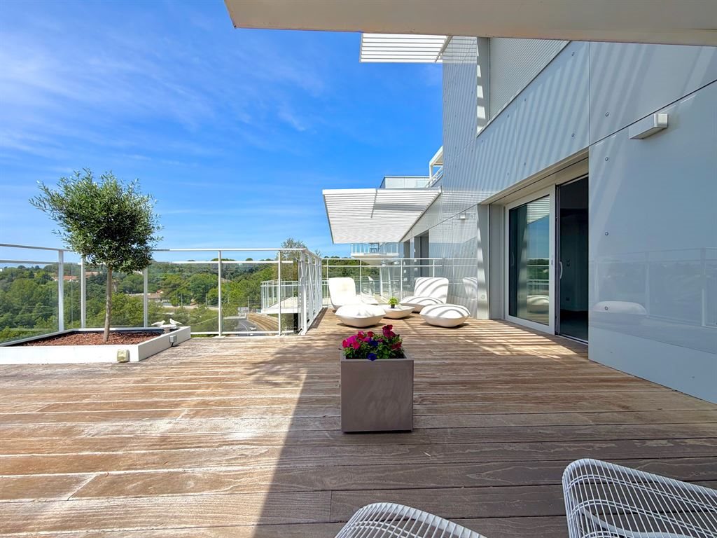Exceptional view of vegetation and city rooftops on Vue exceptionnelle sur la Végétation... - Vue 5