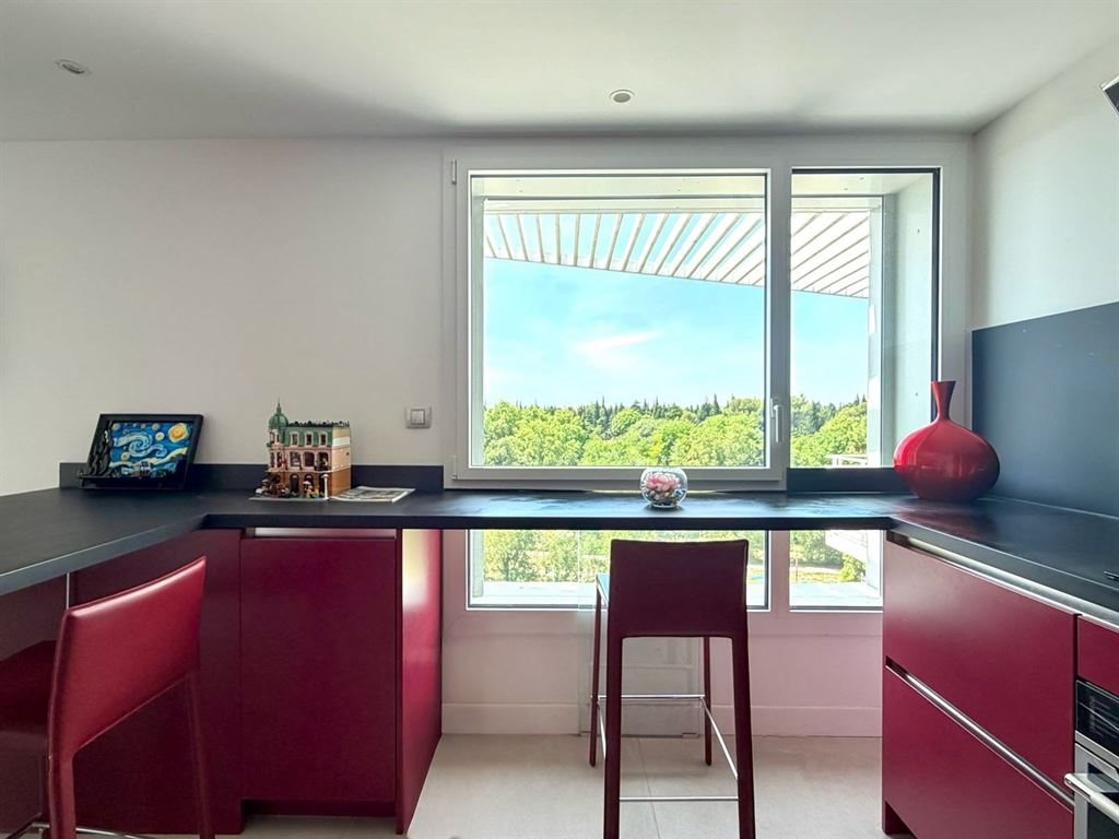 Exceptional view of vegetation and city rooftops on Vue exceptionnelle sur la Végétation... - Plus