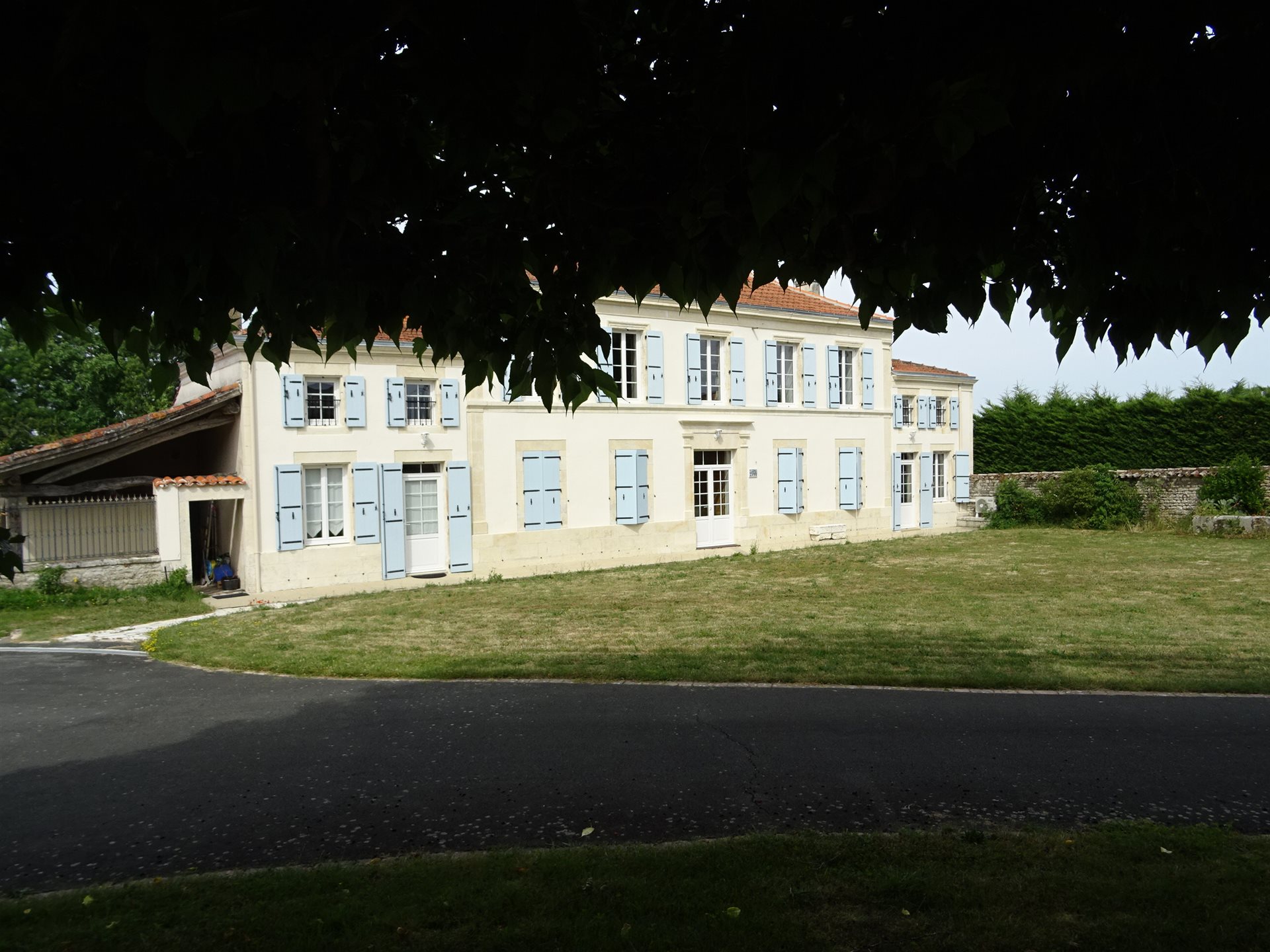 Maison 10 pièces 290 m² · à Tonnay-Boutonne · 290 m² · 395 000 €