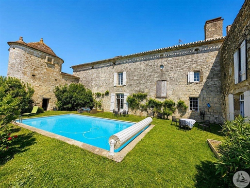 Ancien prieuré au cœur d’un village. · à Lauzun · 430 m² · 695 000 €