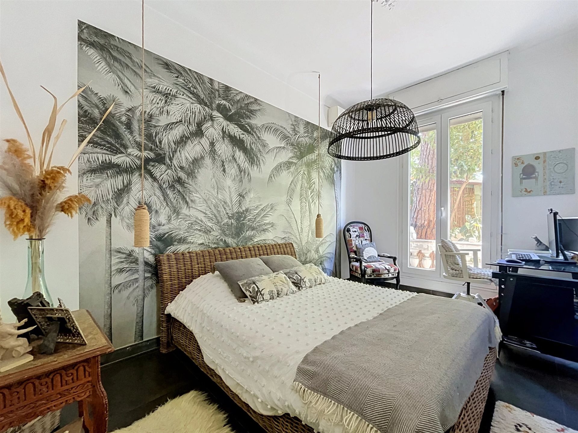 Atypical 4 bedrooms apartment with Garden - More