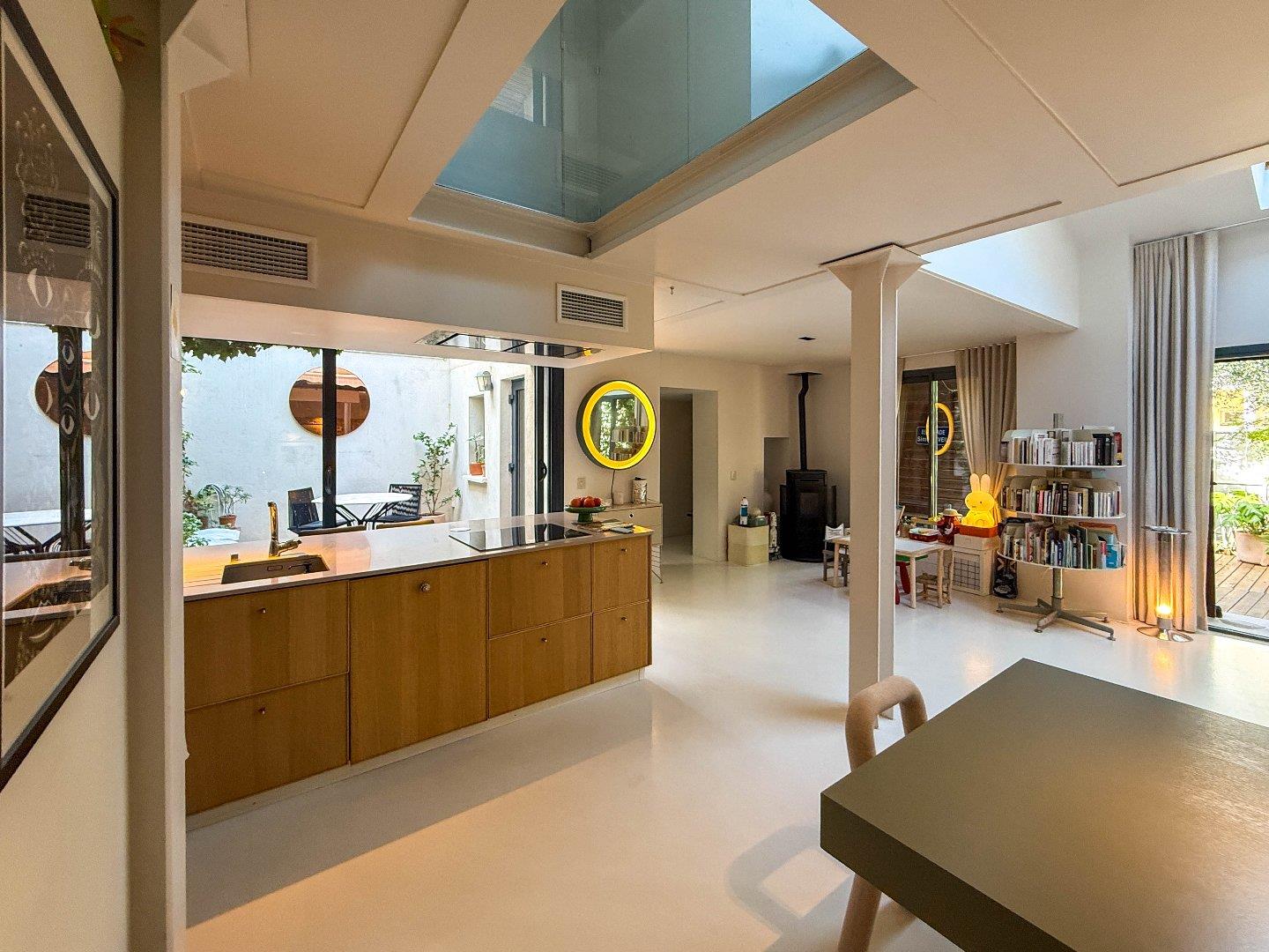 Very pretty 176 m² town house renovated with high-end finishes on a private 280 m² plot - Vue 4