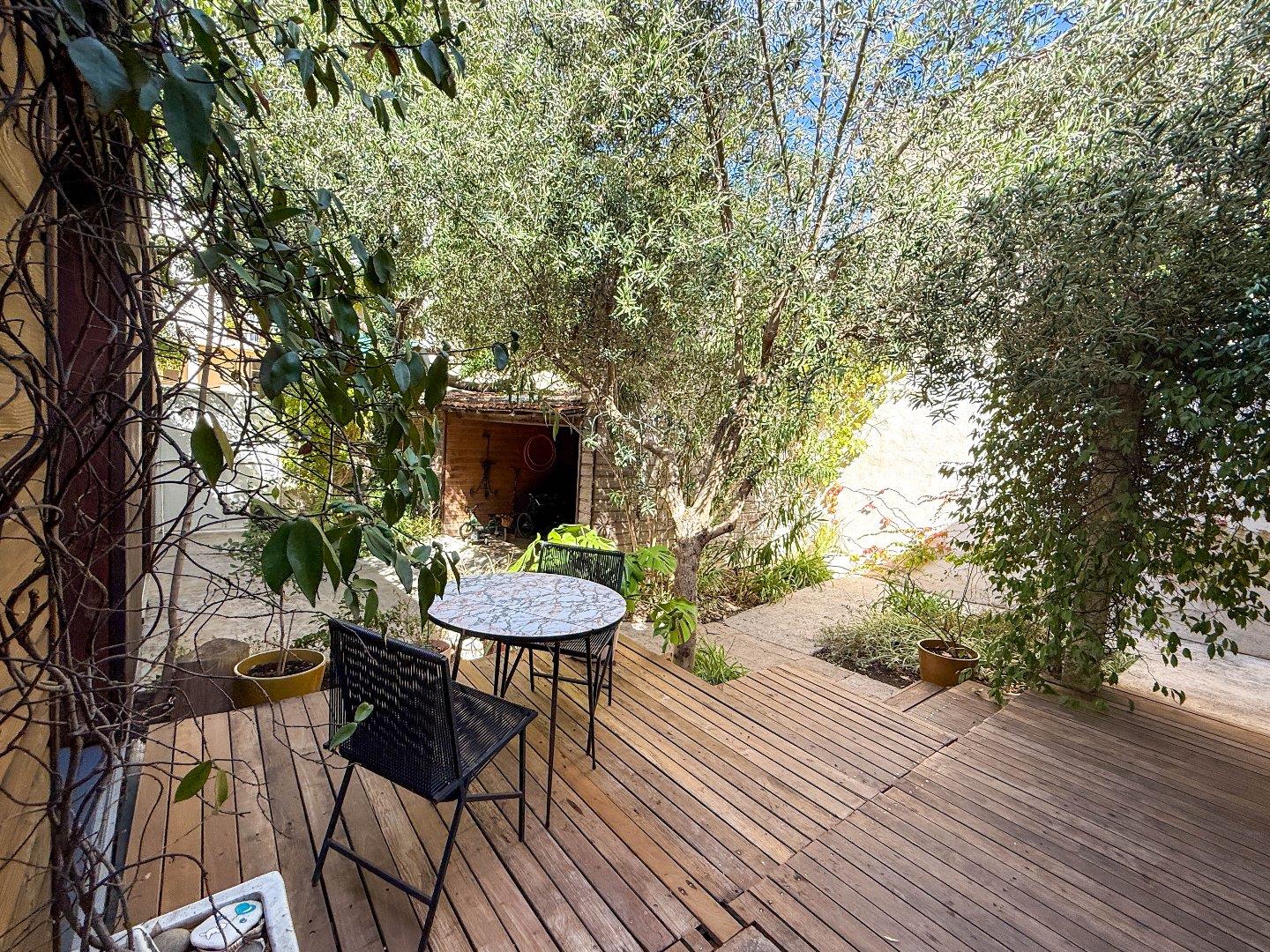 Very pretty 176 m² town house renovated with high-end finishes on a private 280 m² plot - Plus
