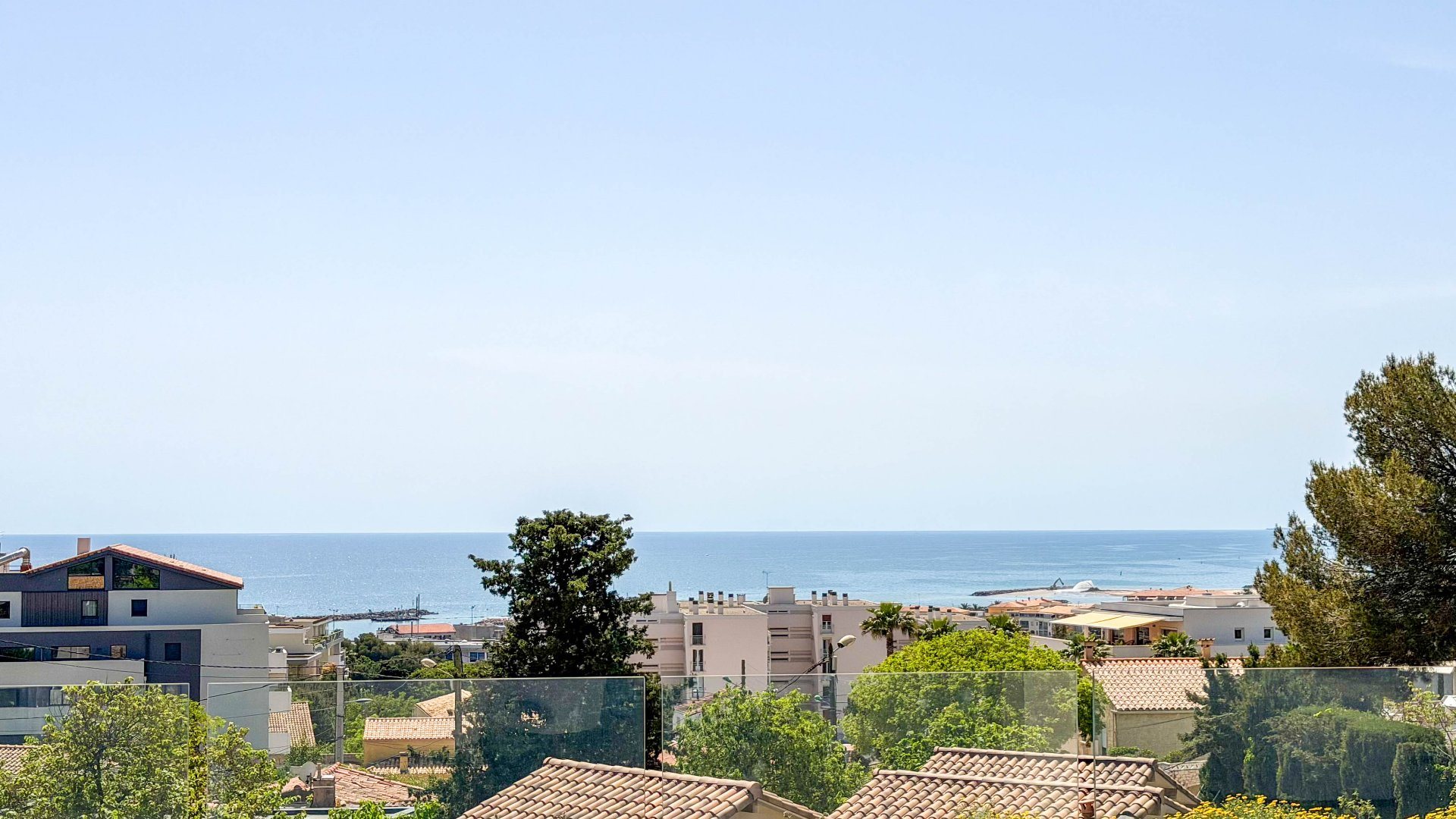 On the lower side of Saint-Clair, single-story architect-designed house, new with sea... - Vue 3