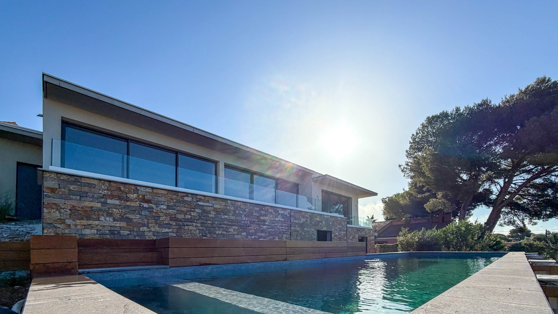 On the lower side of Saint-Clair, single-story architect-designed house, new with sea... - Vue 6