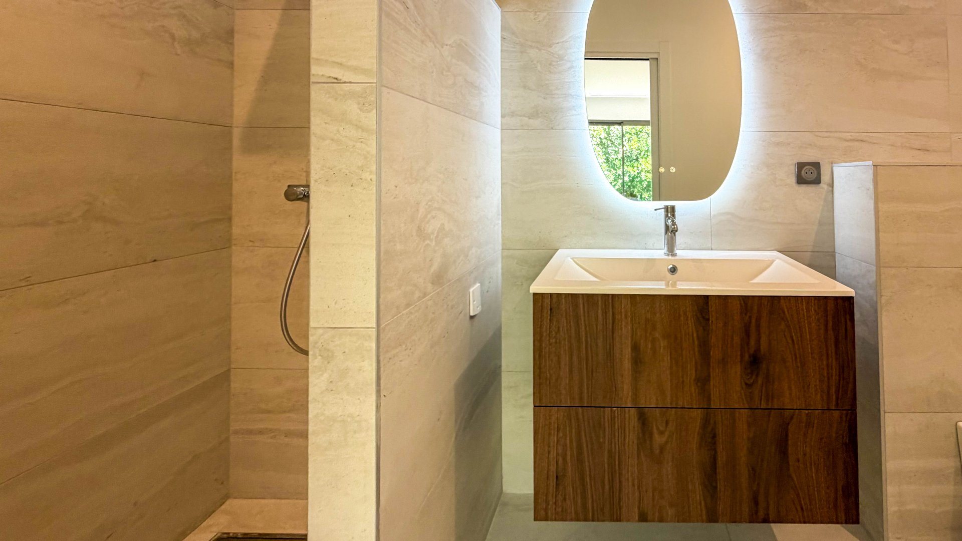 On the lower side of Saint-Clair, single-story architect-designed house, new with sea... - Plus