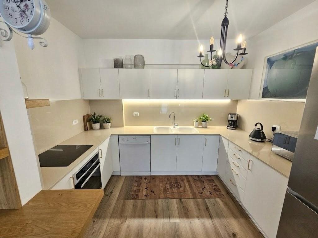 Advert pic 0