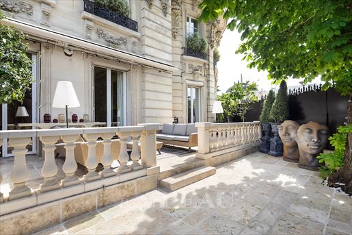 5 pièces 248 m² · à Paris 16ème · 248 m² · 4 480 000 €