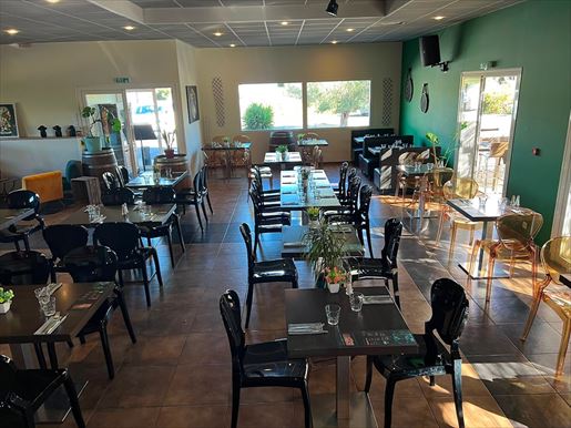Belle affaire à reprendre sans tarder!Fond de commerce Restaurant à Pézenas. · 400 m² · 175 000 €
