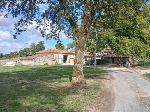 Maison 6 pièces 177 m² · à Montmoreau · 177 m² · 235 400 €