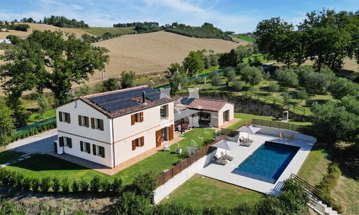 Casa de campo flexível com dois apartamentos, piscina e anexo, Le Marche
