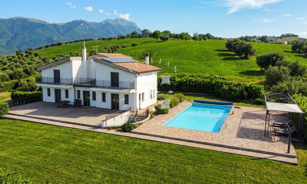 Villa contemporaine avec vues panoramiques du lac Penne jusqu’à la côte adriatique