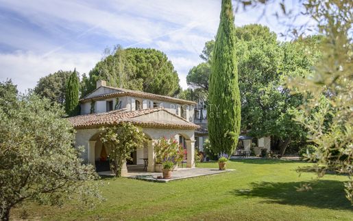 Maison 8 pièces 277 m² · à Lourmarin · 277 m² · 2 000 000 €