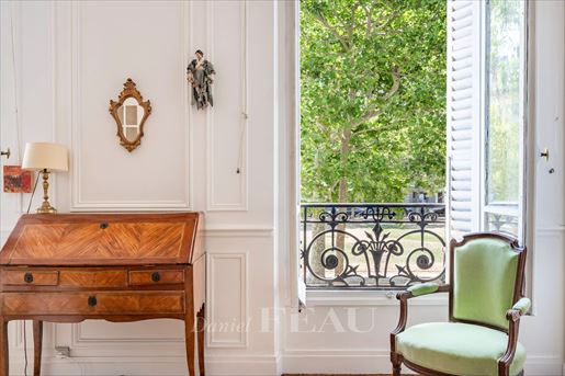 6 pièces 130 m² · à Paris 7ème · 130 m² · 2 200 000 €