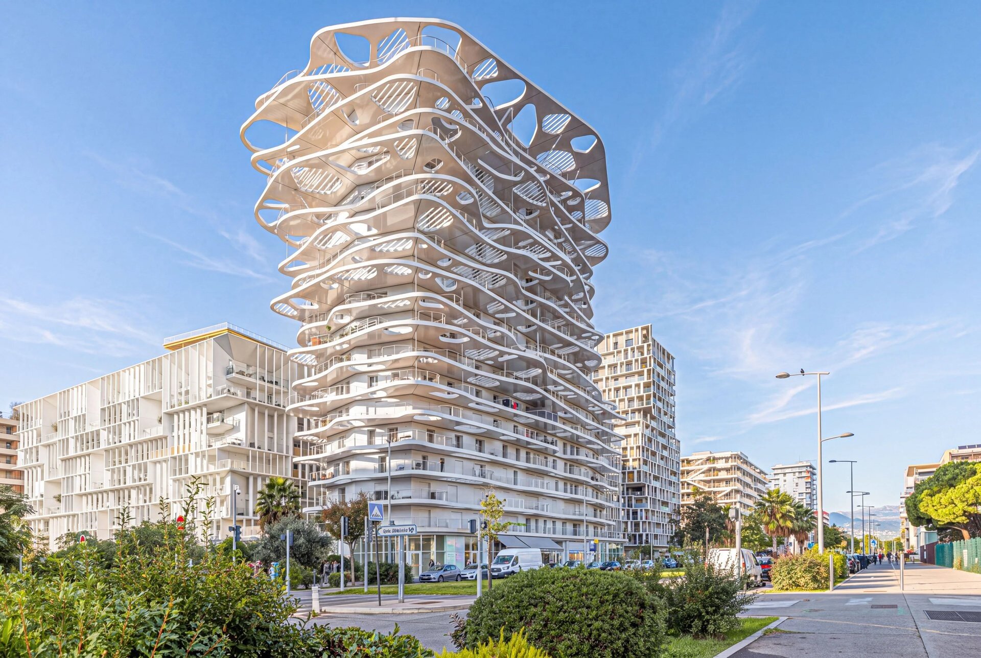 Nice West – Contemporary 3-room apartment with two balconies and parking