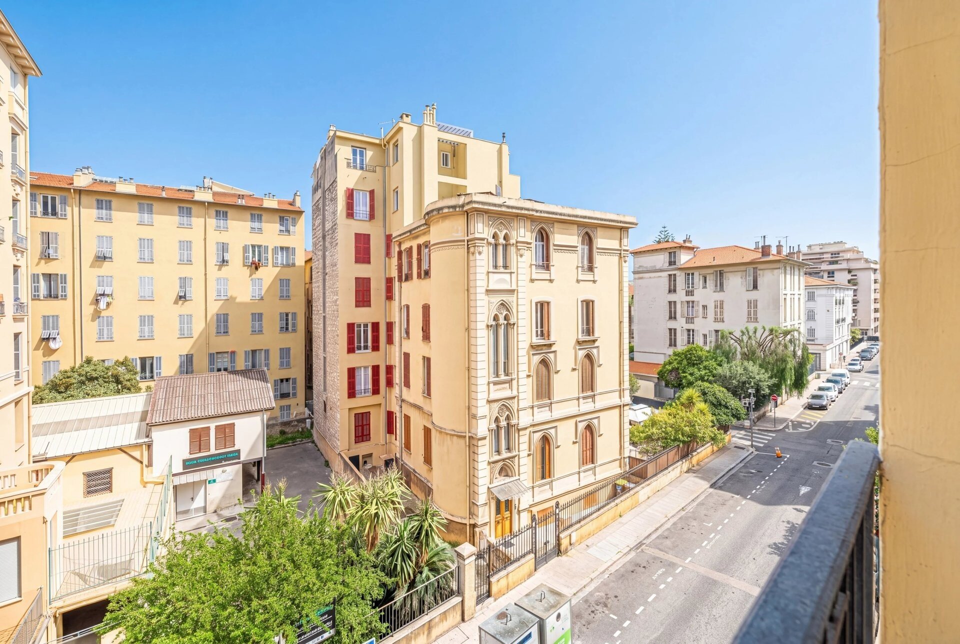 Nice Fleurs – Studio on upper floor with open view