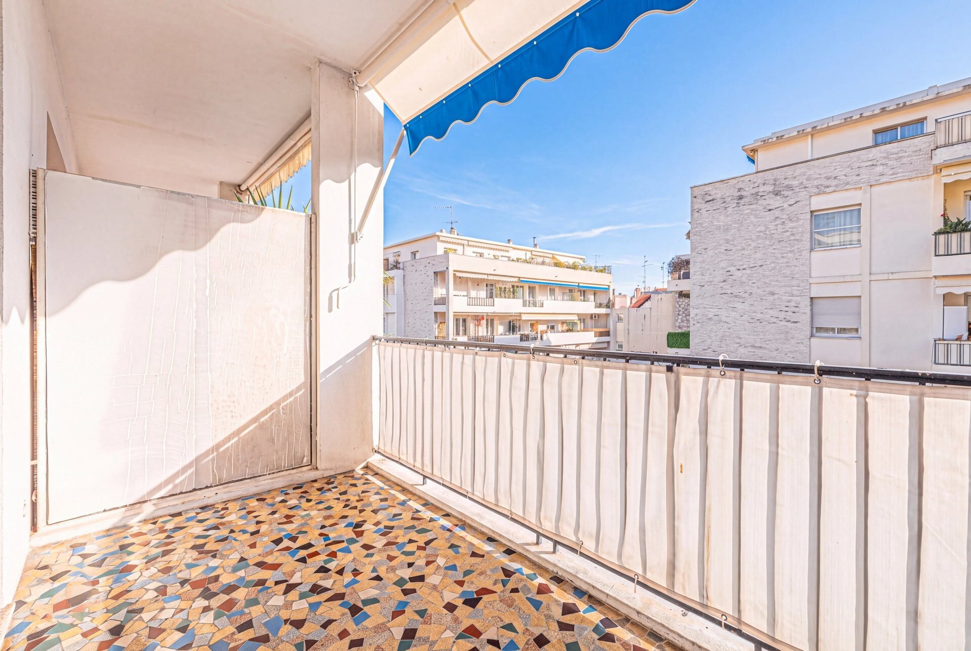 Large 2-room apartment - Musicians - on a high floor