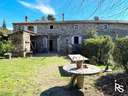 Maison 10 pièces 232 m² · à Sanilhac · 232 m² · 249 000 €