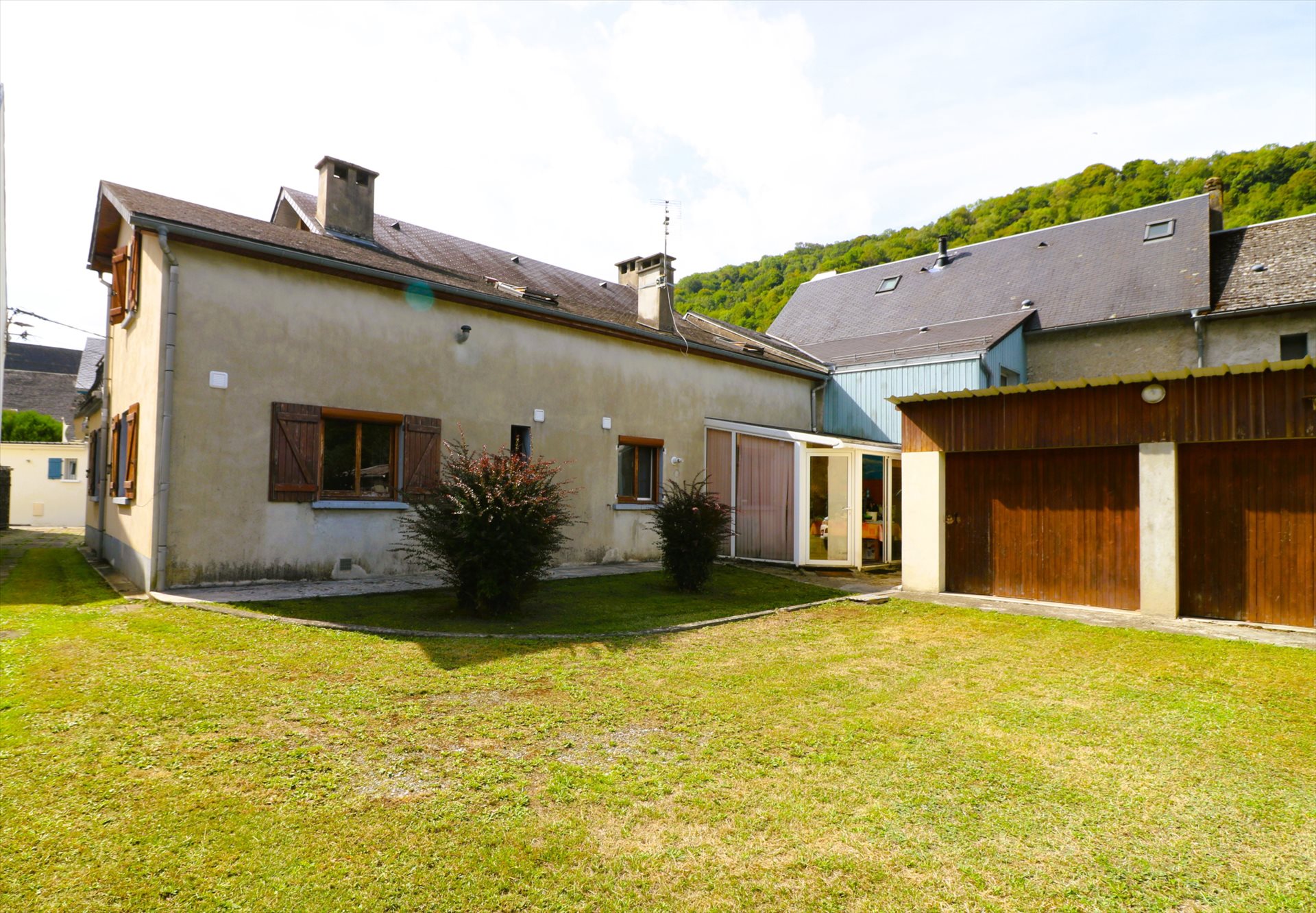 Beautiful Mountain House in the Typical Village of Campan, Land and Outbuildings - Vue 2