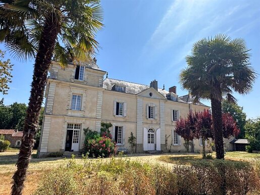 Maison 14 pièces 459 m² · à Basse-Goulaine · 459 m² · 995 000 €
