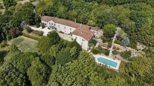 Maison 17 pièces 700 m² · à Ruffec · 700 m² · 735 000 €