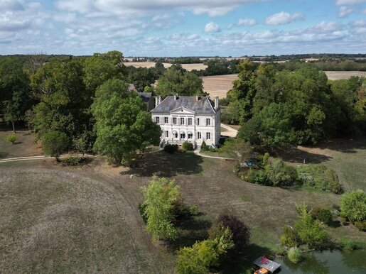 Maison 14 pièces 600 m² · à Bourges · 600 m² · 1 850 000 €