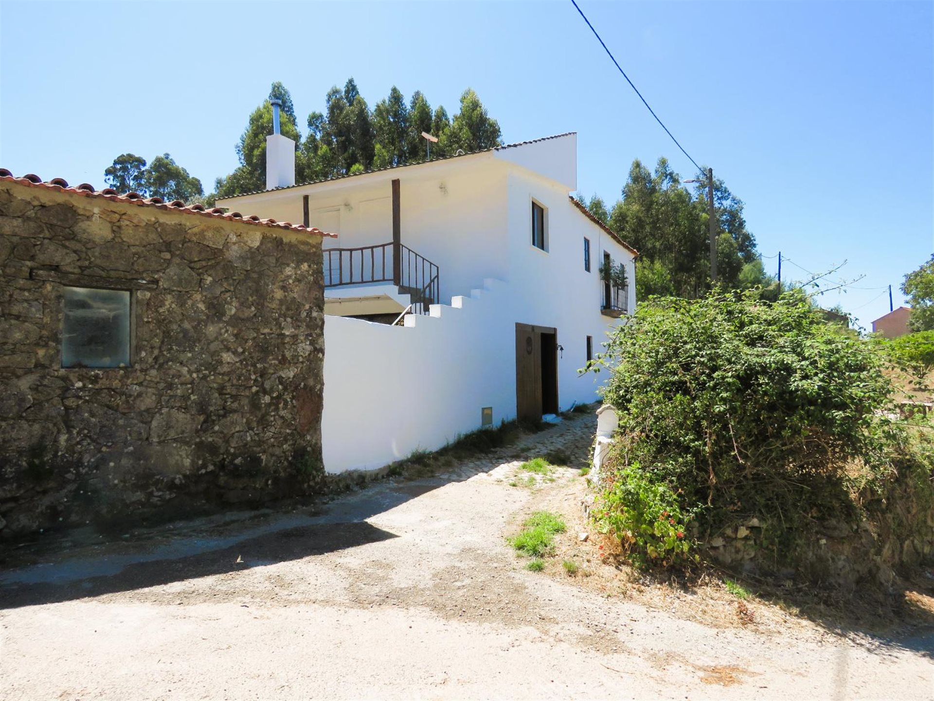 Liebevolles traditionsreiches 4-Zimmer-Anwesen auf einem ca. 2.450 m² großen Grundstück in einem ruhigen Dorf, nicht weit von Espinhal und Penela, Coimbra.