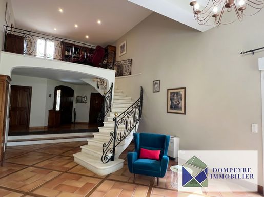 Maison 6 pièces 197 m² · à Nans-les-Pins · 197 m² · 659 000 €