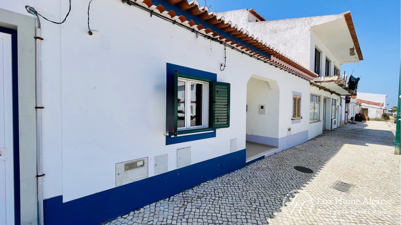 Casa geminada T1+1 com pátio privado no coração de Rogil, Aljezur