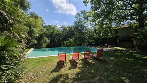Maison 11 pièces 421 m² · à Sommières · 421 m² · 749 000 €