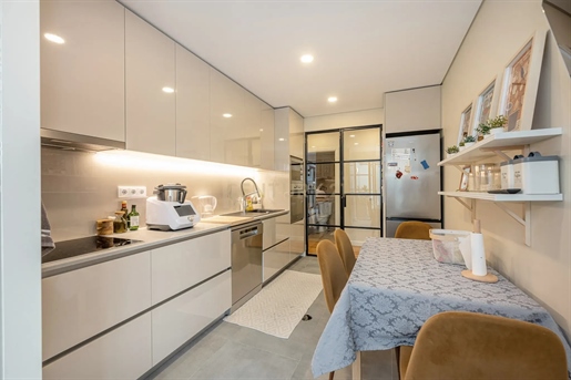 Antas | Appartement de 3 chambres comme neuf avec vaste terrasse de 140 m², jardin privé et 2 places de parking