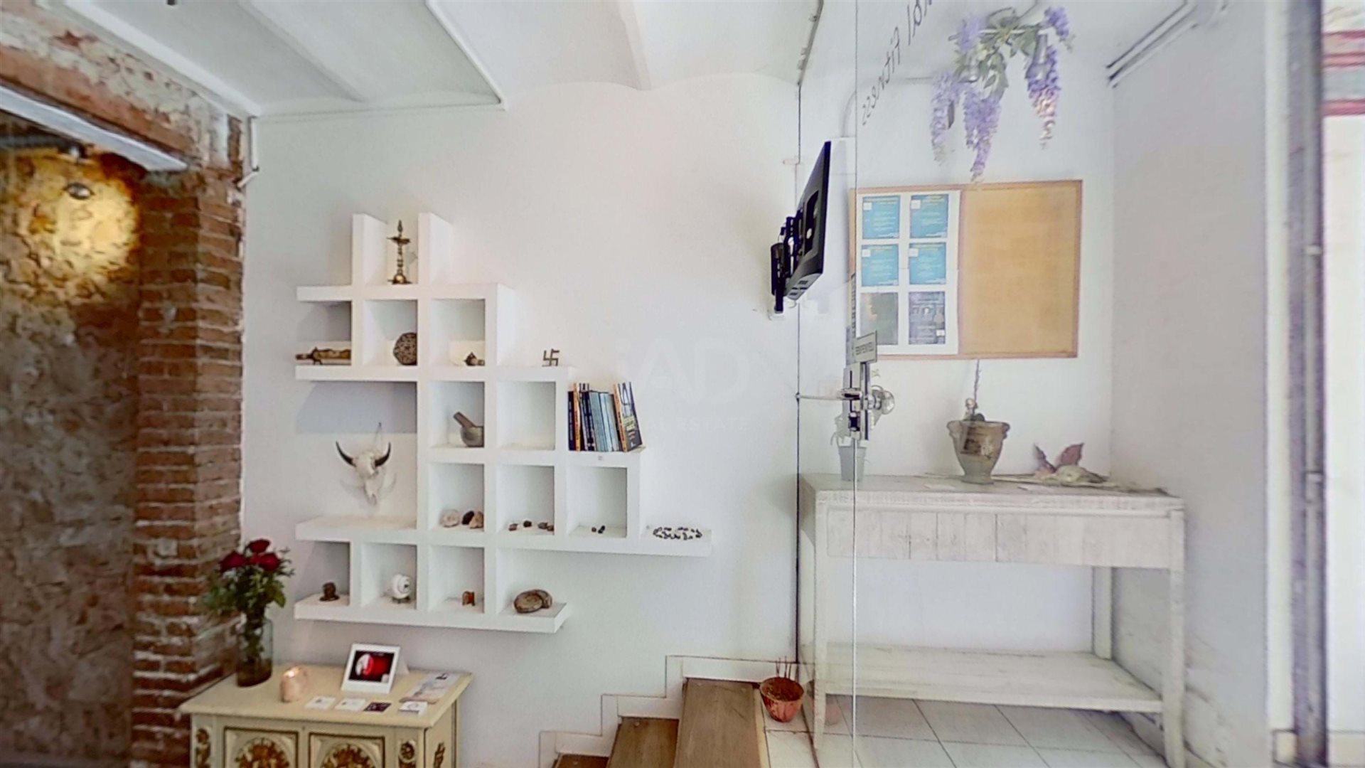 Store / commercial premises with 3 bedrooms - 153.00 m² - More