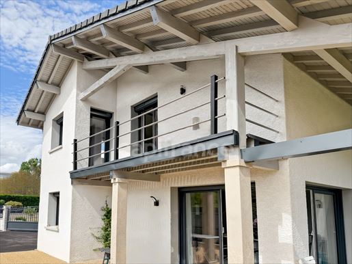 8 pièces 210 m² · à Prévessin-Moëns · 210 m² · 1 180 000 €