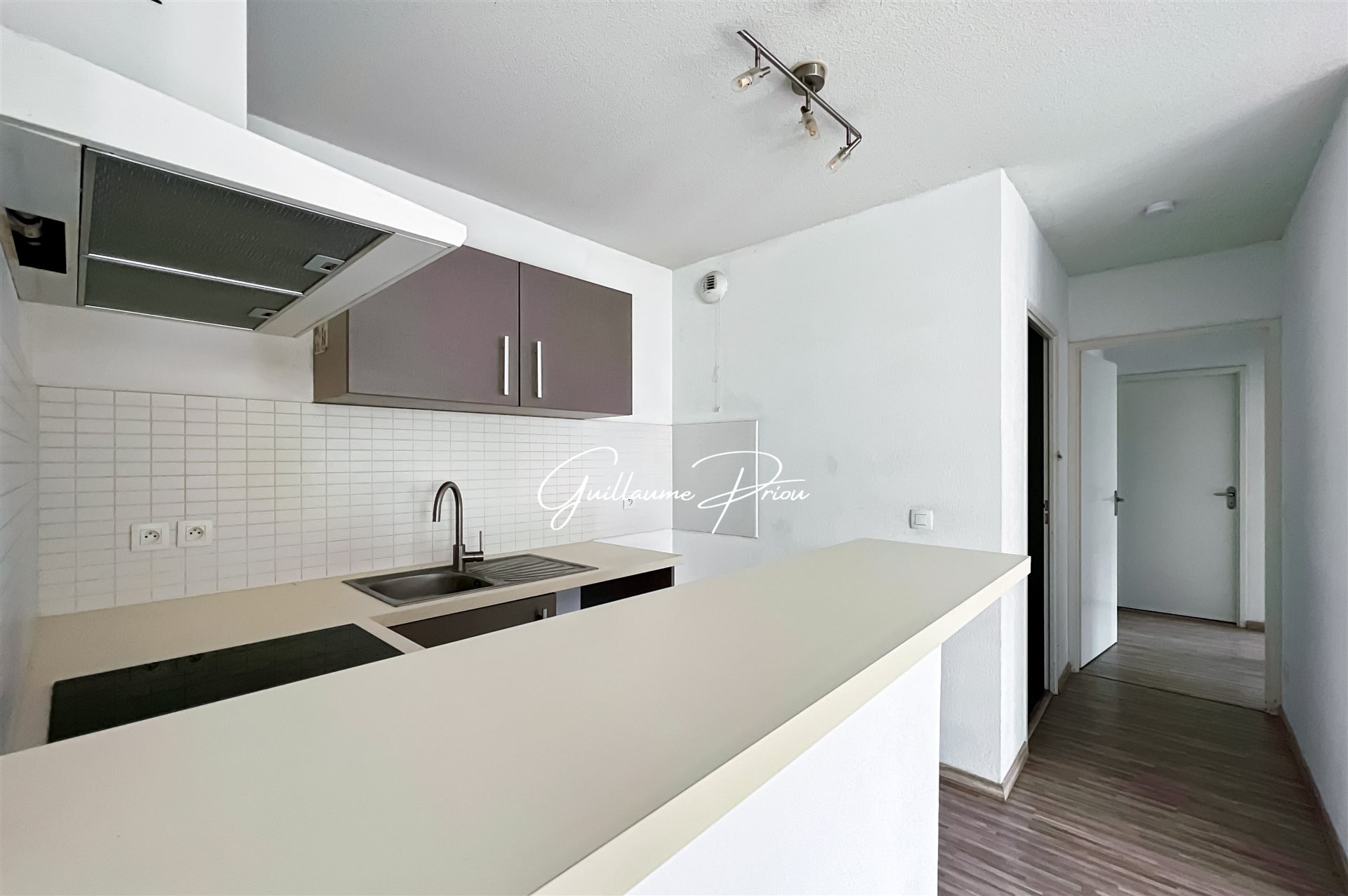 Bright 2-Bedroom Apartment with Loggia & Secure Parking - Bordeaux Bastide - Mehr
