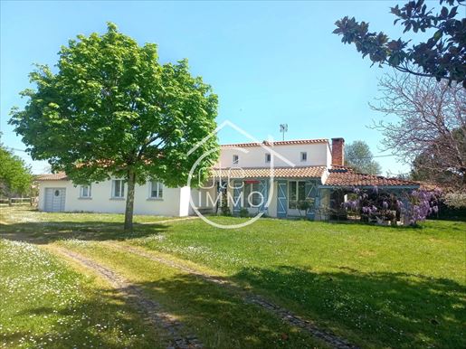 Maison 6 pièces 138 m² · à Saint-Antoine-de-Breuilh · 138 m² · 200 000 €