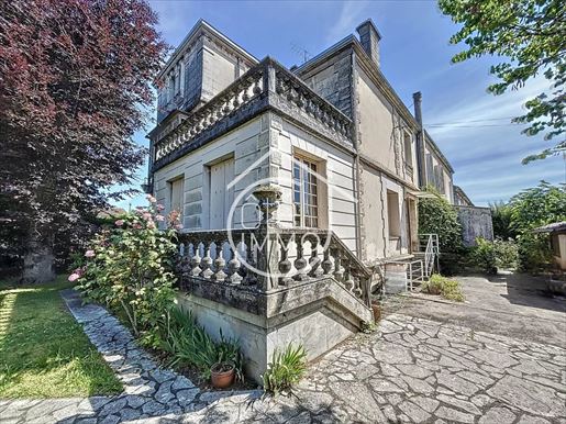 Maison 8 pièces 345 m² · à Sainte-Foy-la-Grande · 345 m² · 234 000 €