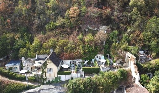 Maison 12 pièces 376 m² · à Les Roches-l'Evêque · 376 m² · 700 000 €