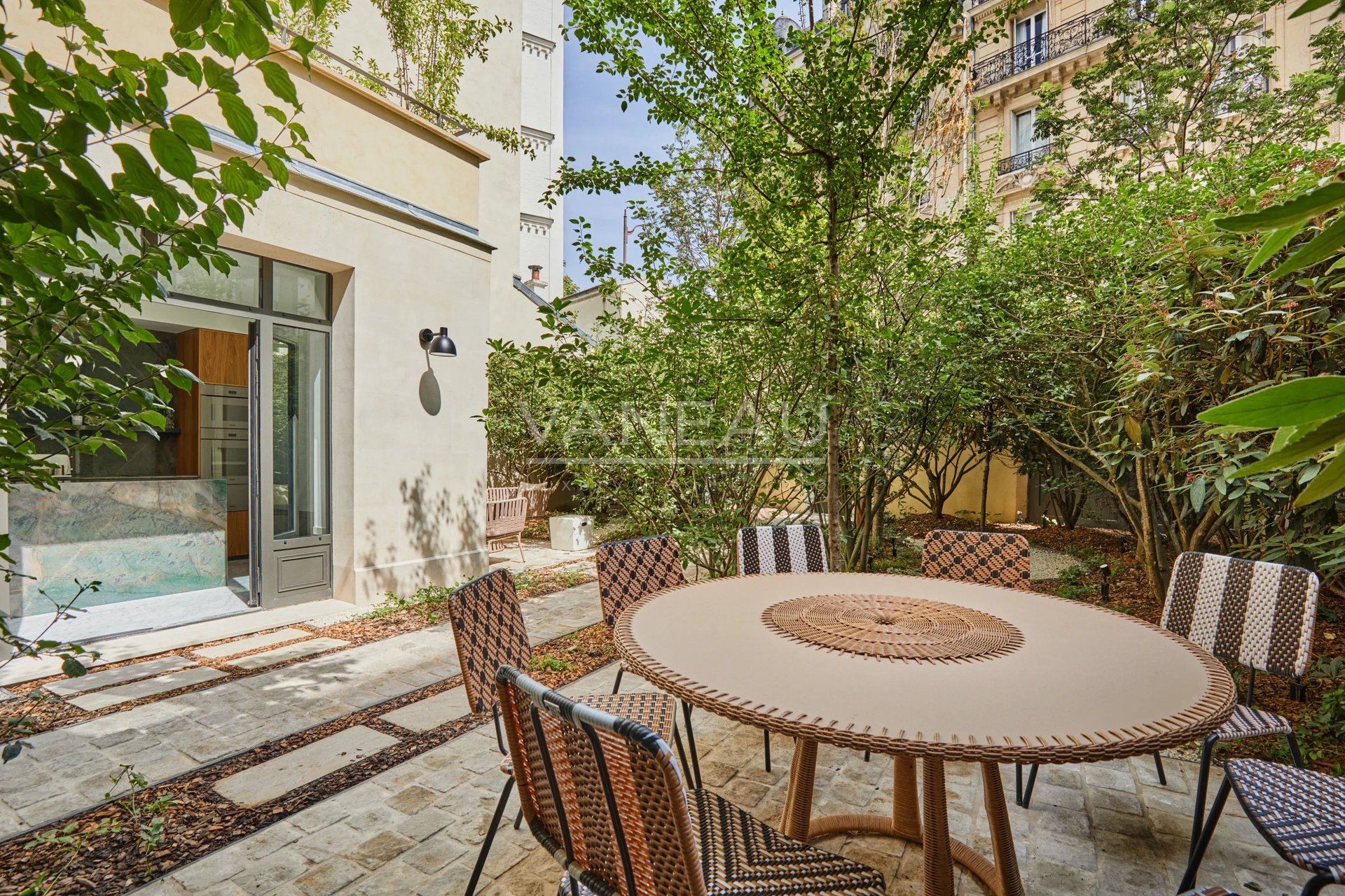 Paris VI - Real estate complex - Private mansion and two three-bedroom apartments. - Vue 2
