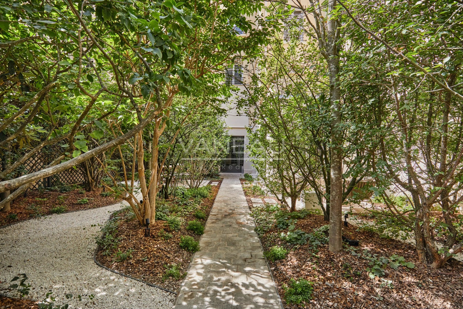 Paris VI - Real estate complex - Private mansion and two three-bedroom apartments. - Vue 3