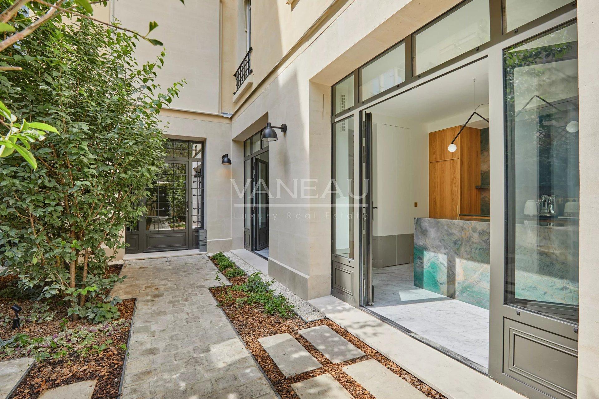 Paris VI - Real estate complex - Private mansion and two three-bedroom apartments. - Vue 4
