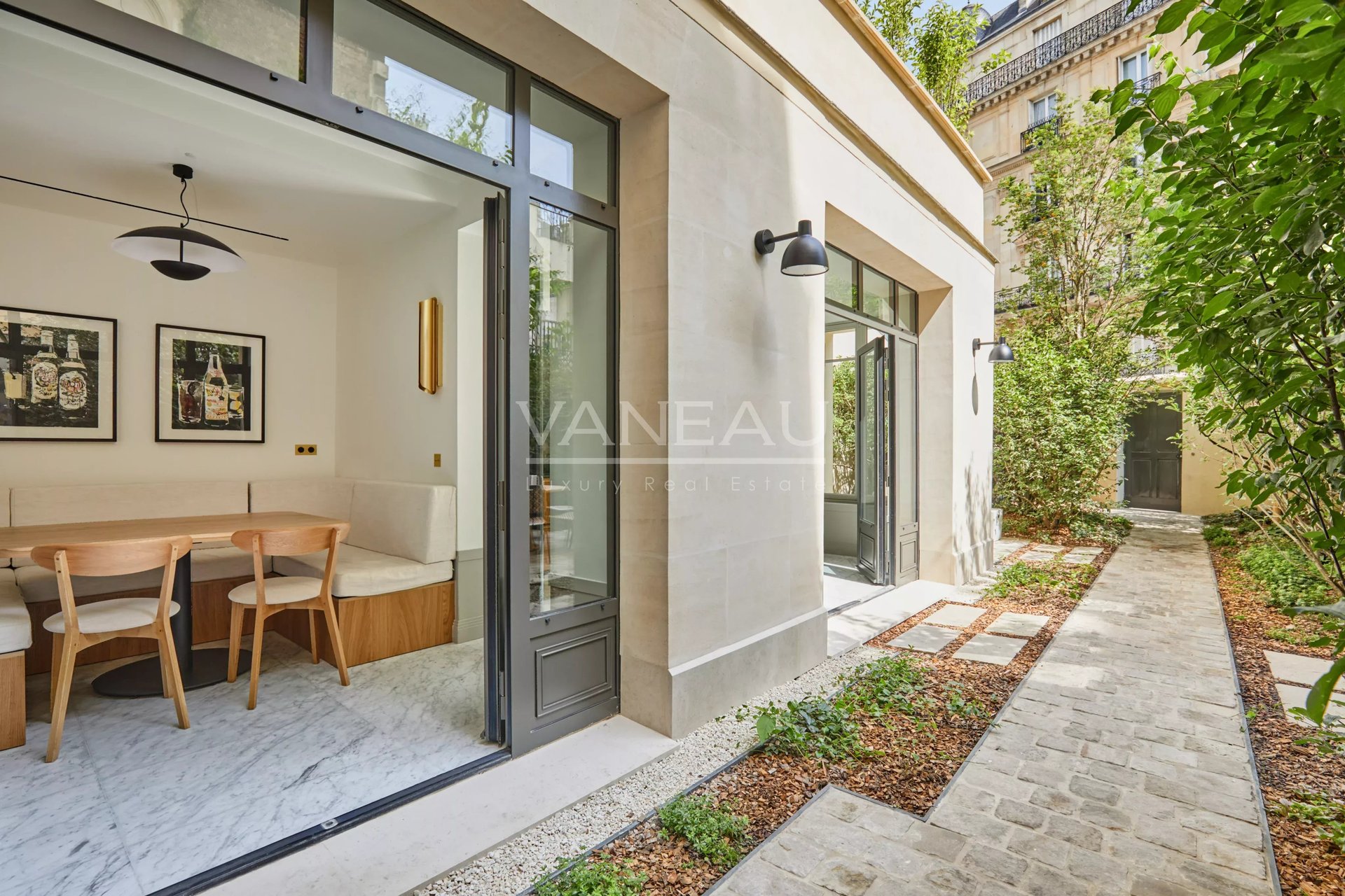 Paris VI - Real estate complex - Private mansion and two three-bedroom apartments. - Vue 5
