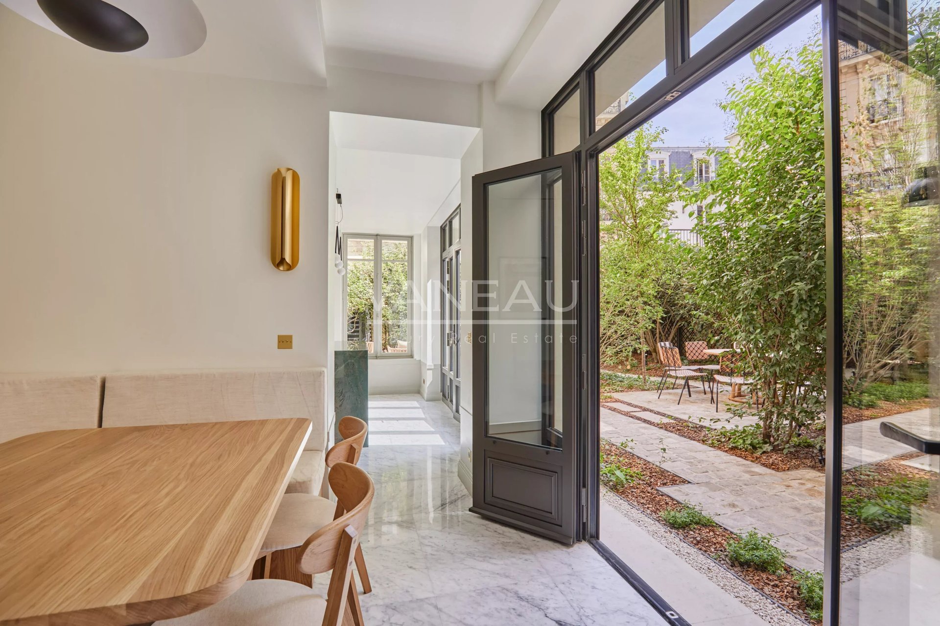 Paris VI - Real estate complex - Private mansion and two three-bedroom apartments. - Plus
