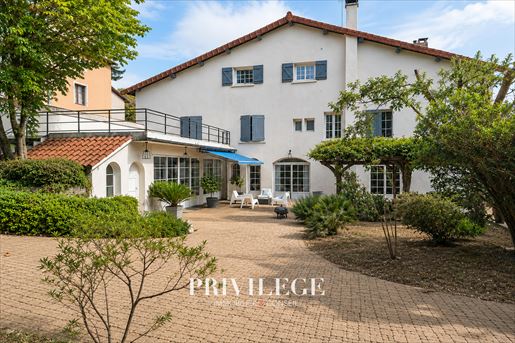 Maison 9 pièces 310 m² · à Collonges-au-Mont-d'Or · 310 m² · 1 295 000 €