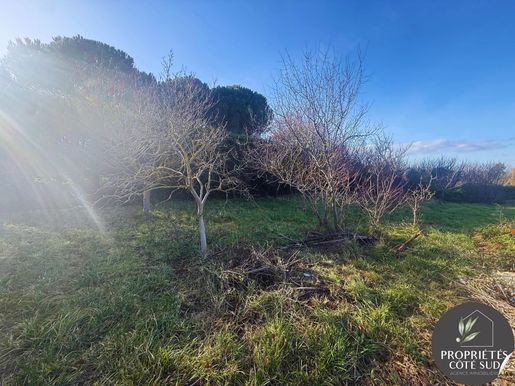 Terrain 452 m² · à Saint-Geniès-de-Comolas · 99 000 €